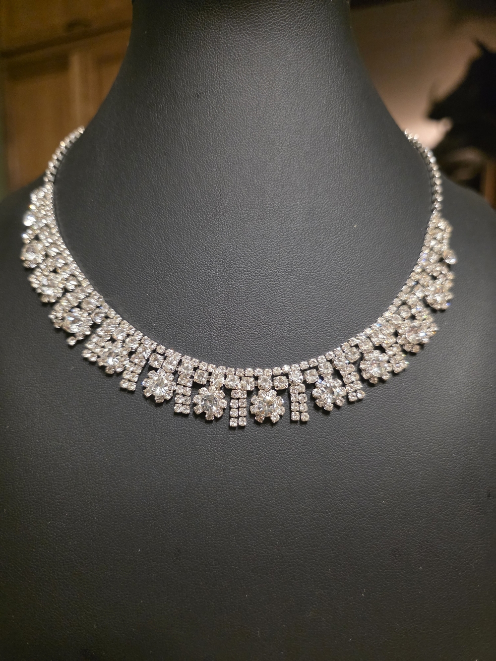 #274 Crystal Statement Choker Necklace - Silver Tone. NWOT